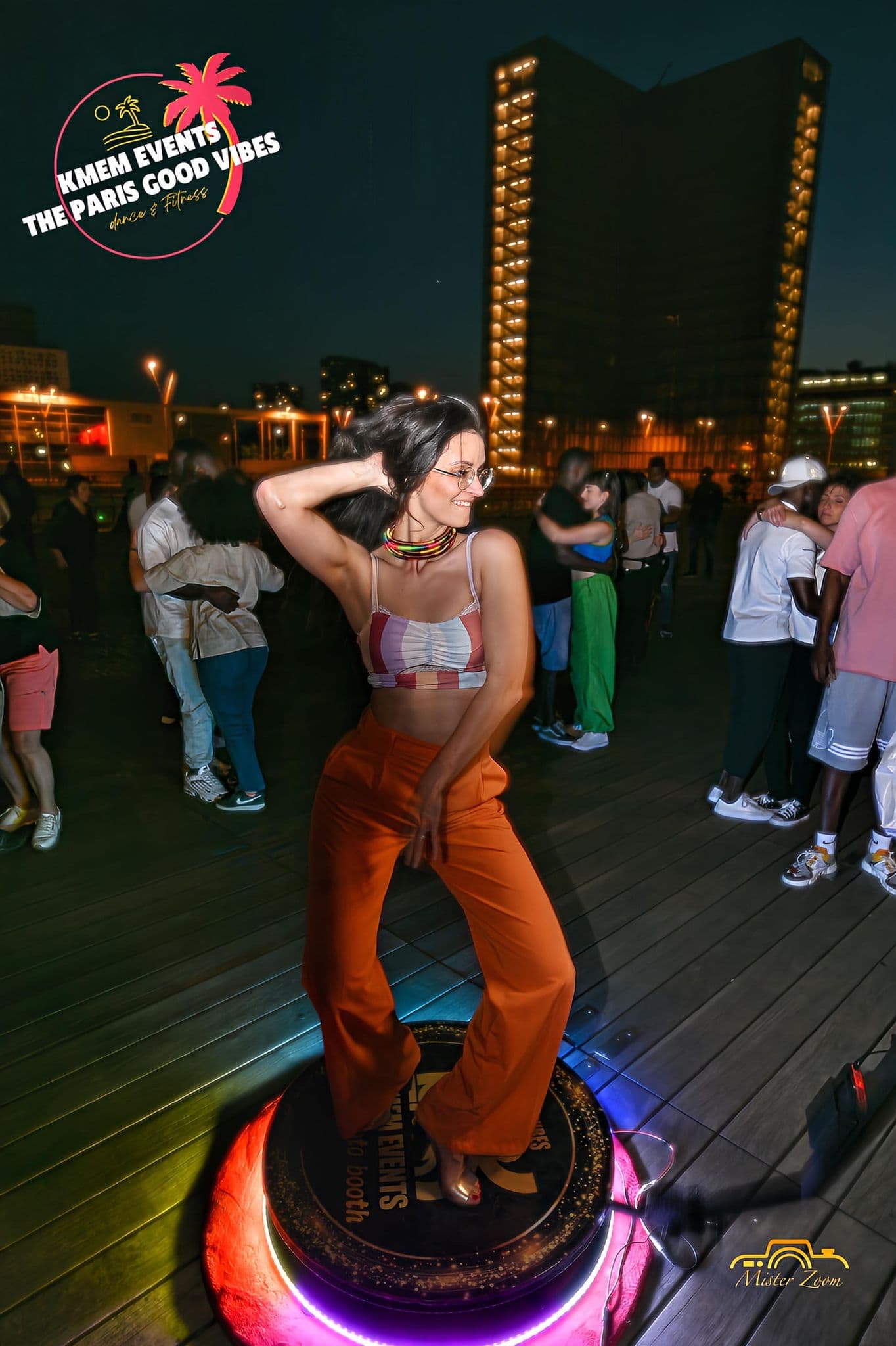 photo of girl dancing on the photobooth